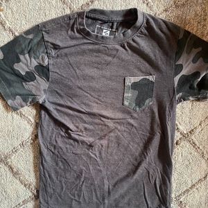 BOYS GREY CAMO SHORT SLEEVE T-SHIRT SIZE SMALL